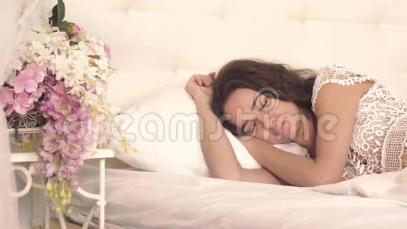 有魅力的女人睡觉在床上吃早餐视频的预览图