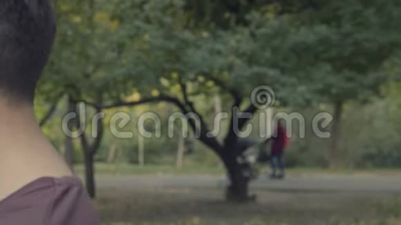 把公园里的一对夫妇关在长凳上视频的预览图