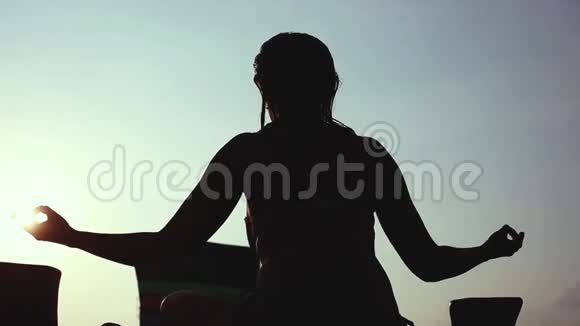 年轻女子坐在洛托斯的小剪影中在海上坐在船上在日落时度假1920x1080视频的预览图