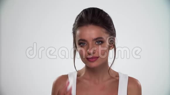 化妆美容女人用海绵做化妆视频的预览图