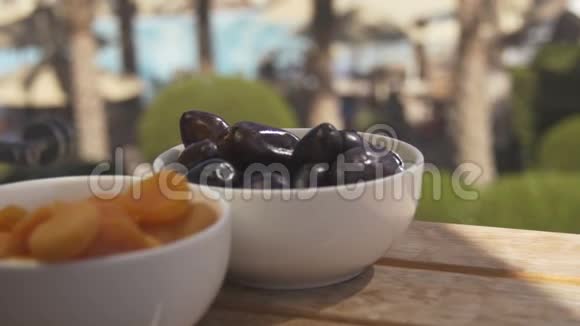 木桌上的李子和杏子视频的预览图