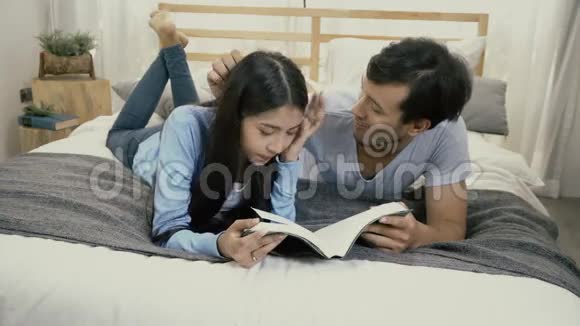 一对夫妇在看书视频的预览图