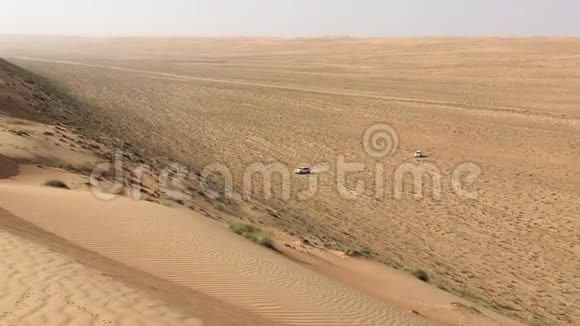 阿曼瓦希巴沙滩沙丘上一辆越野车的点火装置视频的预览图