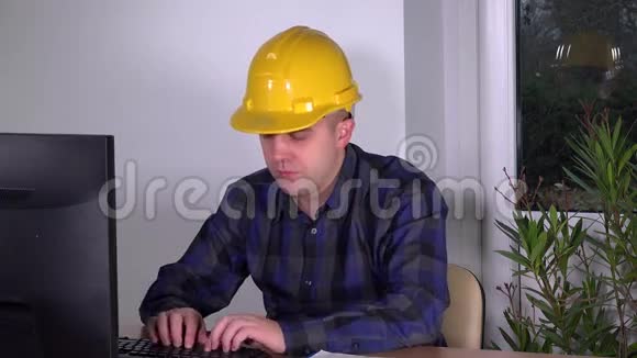 房地产经纪人带头盔的销售人员在办公室的办公桌上用电脑工作视频的预览图