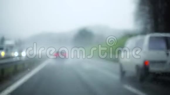 暴雨期间雨滴溅落在挡风玻璃上恶劣的驾驶环境视频的预览图