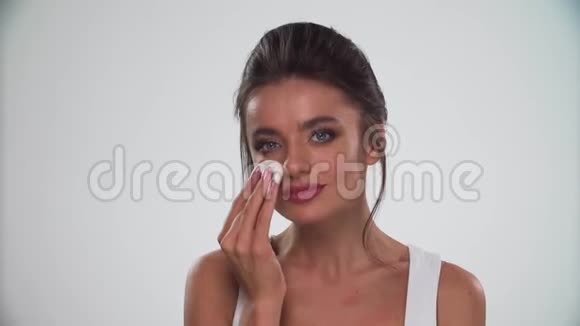 化妆女人用海绵做化妆视频的预览图