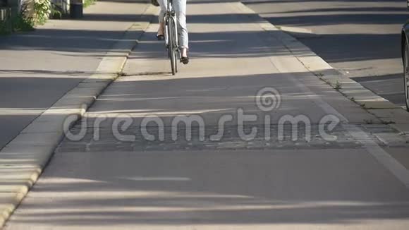 人们骑自行车去上班视频的预览图