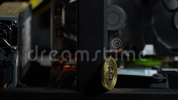 黄金比特币硬币站在比特币开采的计算机显卡的背景下视频的预览图