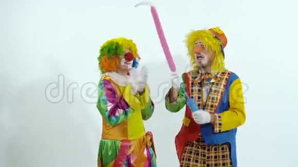 两个滑稽小丑的肖像把一只狗从气球里弄出来视频的预览图