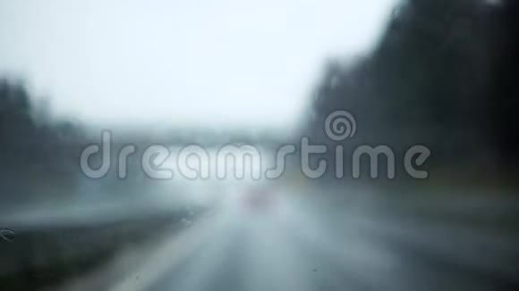 暴雨期间雨滴溅落在挡风玻璃上恶劣的驾驶环境视频的预览图