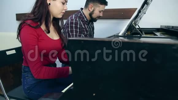 男教师女学生在音乐学校弹钢琴视频的预览图