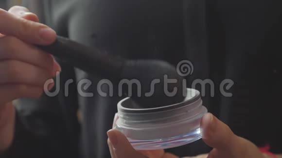 专业化妆师在面部化妆过程中使用粉末动作缓慢视频的预览图