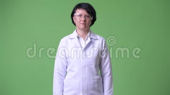 幸福美丽的女医生戴着防护眼镜双臂交叉视频的预览图