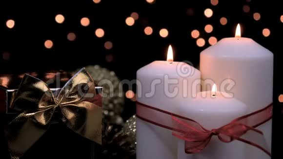 圣诞礼物和大气中的蜡烛视频的预览图
