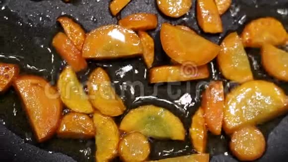 烤胡萝卜在油上特写视频的预览图