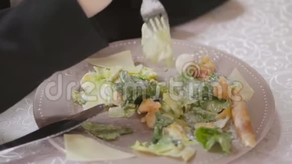 餐馆里的年轻女人吃凯撒沙拉视频的预览图