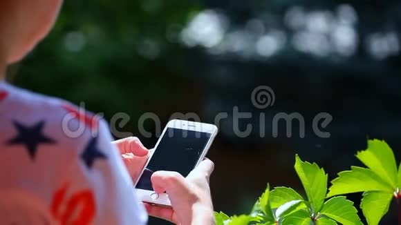 女孩夏季季节花园智能手机视频的预览图