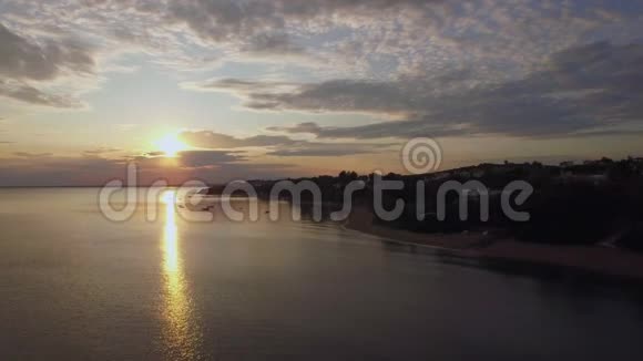 海岸有房子和金色的日落在海上空中希腊特里科佛海滩视频的预览图