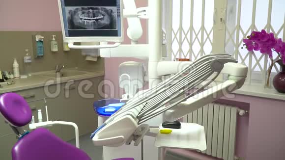 在牙科诊所里牙科工具和设备视频的预览图