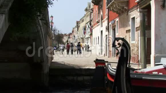 贡多拉斯在威尼斯的背景下上下移动视频的预览图