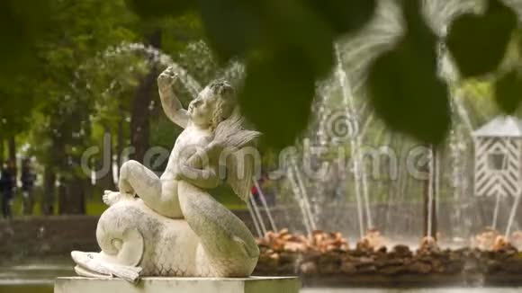 太阳喷泉附近的雕塑彼得霍夫视频的预览图