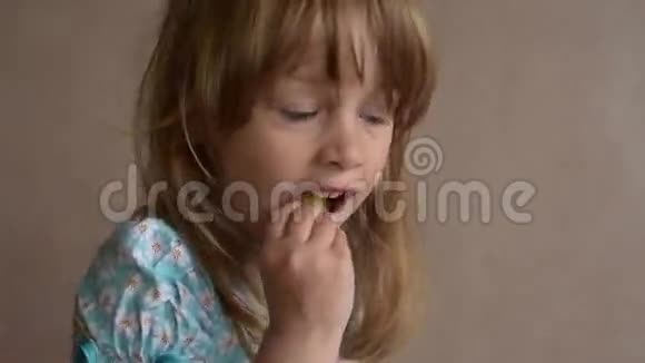一个吃薯片的女孩视频的预览图