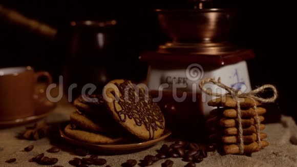 平静的生活桌子上有一个咖啡机饼干杯子视频的预览图