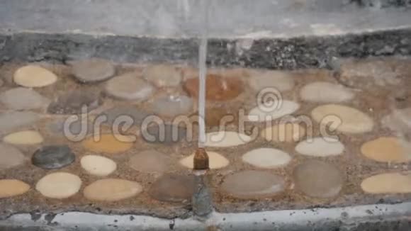 从喷泉中落下的水慢镜头拍摄视频的预览图