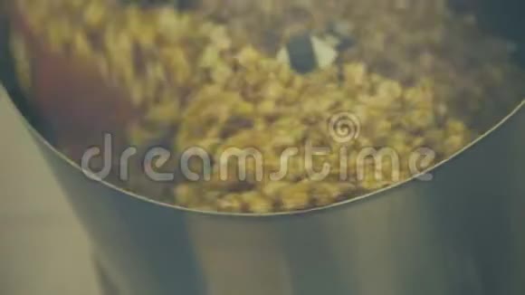 关闭工厂4K的碗中搅拌爆米花视频的预览图