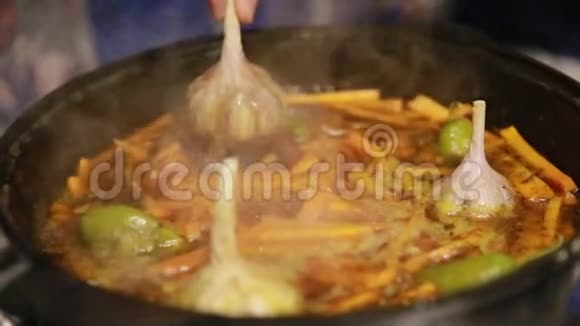 烹饪皮拉夫谢夫从铸铁水壶中去除大蒜和青椒视频的预览图