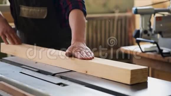 木匠刨木块视频的预览图