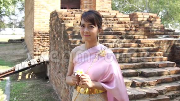 泰国妇女穿着泰国传统服装在考古遗址视频的预览图