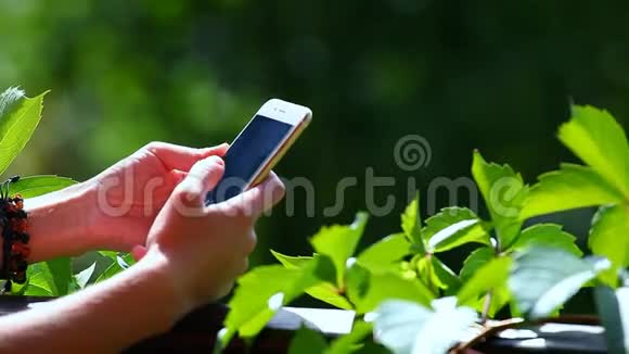 女孩夏季季节花园智能手机视频的预览图