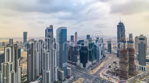 在日落时分之前迪拜商务海湾塔楼一些正在建造的摩天大楼和新塔的屋顶景观视频的预览图
