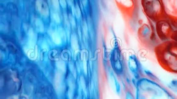 蓝色的红色溪流抽象的食物颜色墨水移动或流动的背景视频的预览图