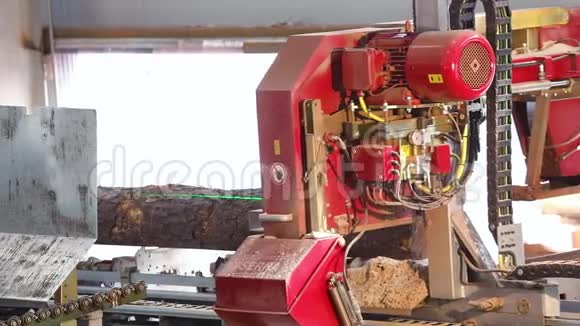 自动动力锯木厂用现代锯木机纵向锯木视频的预览图