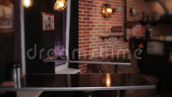 肖像年轻快乐迷人的男人坐在咖啡馆里用电话酒吧里坐着智能手机的帅哥视频的预览图