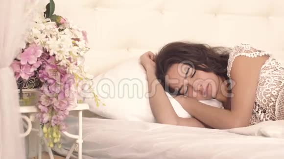一个睡着的迷人女人的特写镜头她的丈夫把早餐放在床上视频的预览图