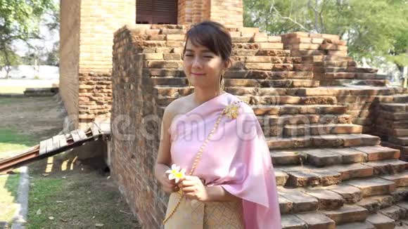 穿着泰国传统服装的泰国妇女穿着考古服装视频的预览图