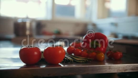 蔬菜西红柿辣椒韭菜躺在商业厨房的桌子上视频的预览图