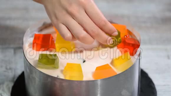 用五颜六色的水果果冻做蛋糕视频的预览图