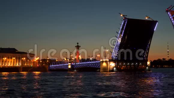涅瓦河上的德沃索维吊桥在圣彼得堡开通视频的预览图
