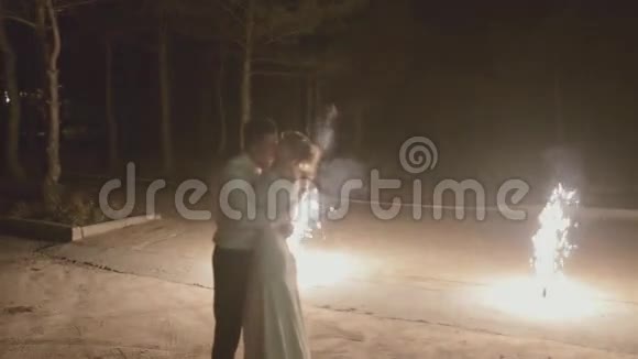 新婚夫妇在烟火下接吻视频的预览图