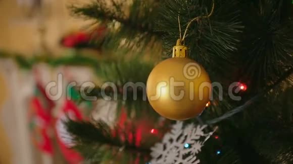 stadicam在客厅的圣诞树上挂着金色的宝布尔周围拍摄视频的预览图
