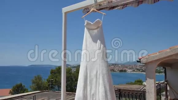 新娘礼服迎风飘扬在阳台上视频的预览图