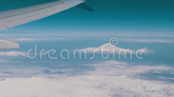 从飞机上看到阿拉拉特山飞机的机翼和积雪覆盖的山顶圣经阿拉拉特山视频的预览图