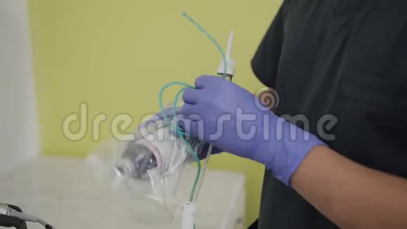 植入牙齿的手术装置口腔科临床视频的预览图