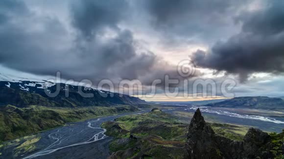 夜空笼罩冰岛山脉景观时间流逝视频的预览图