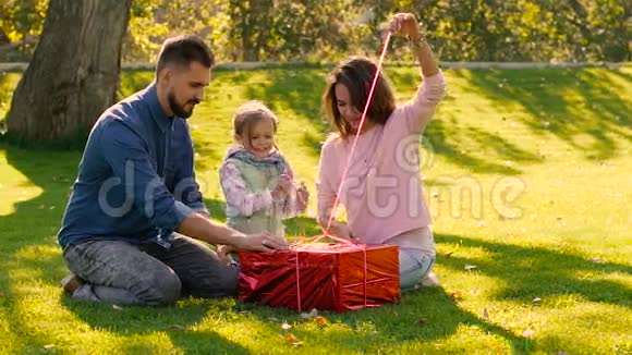 可爱的家庭一起打开他们的小女儿生日礼物视频的预览图