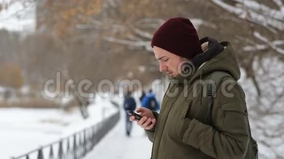 冬天人们在公园里用手机视频的预览图